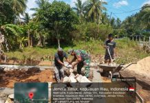 Babinsa Serma Edi Sucipto Bantu Warga Bangun Pondasi Rumah di Desa Kuala Maras