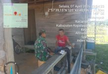 Babinsa Koptu Fian Hendratmo Komsos dengan Peternak Sapi di Desa Bukit Padi