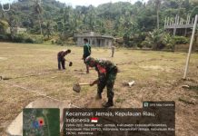 Serda R.A. Binran Bol Hutabarat Gotong Royong Siapkan Lapangan Turnamen Cup II Desa Rewak