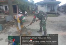 Babinsa Koptu Fian Hendratmo Bantu Warga Bangun Rumah, Pererat Silaturahmi di Batu Berapit