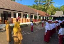Upacara Sepi di Pagi Senin Kepala Sekolah Datang Terlambat, Hanya Dua Guru Hadir Tepat Waktu
