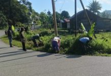 Babinsa Koramil Letung Gotong Royong Bersama Warga Bersihkan Marka Jalan di Desa Bukit Padi