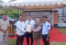 Kakantah Hadiri Penyerahan Sertipikat Hibah Pembangunan Perum Bulog Buton Tengah