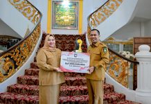 Wabup Bengkalis Serahkan Penghargaan Nasional kepada Bupati di Wisma Sri Mahkota