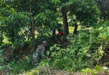 Babinsa Serda R.A. Binran Bol Hutabarat Gotong Royong Bersama Warga Desa Landak, Tekankan Antisipasi Karhutla