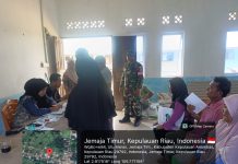 Babinsa Sertu Olih Solih Dampingi Penyaluran Bantuan Pangan di Ulu Maras, 90 KPM Terima Manfaat