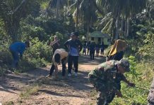 Serda R.A Binran dan Warga Gotong Royong Bersihkan Jalan di Desa Landak