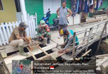 Babinsa Serka Didih Dampingi Pembangunan Jembatan Warga di Letung, Ingatkan Kualitas dan Keselamatan Kerja