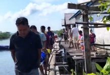 Di Hari Lahir Pancasila, Warga Serasan Tandu Pasien Lewati Pelantar Maut