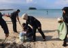 Pungut Sampah di Pantai Teluk Sahi, Wakajati Kepri Ajak Warga Jaga Alam untuk Generasi Mendatang