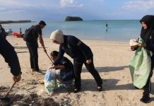 Pungut Sampah di Pantai Teluk Sahi, Wakajati Kepri Ajak Warga Jaga Alam untuk Generasi Mendatang