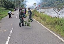 Koramil 04/Letung Bersama Lintas Instansi di Jemaja Gelar Karya Bakti Bersihkan Jalan di Rewak