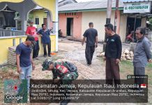 Gotong Royong Bangun Masjid, Serda R.A. Binran Manfaatkan Momen Perkuat Komsos