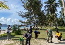 Babinsa Serka Didih Bersama Mahasiswa UGM dan Warga Bersihkan Sampah di Padang Melang