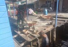 Koptu Fian Hendratmo Pererat Silaturahmi Lewat Komsos Saat Bantu Warga Perbaiki Tiang Rumah