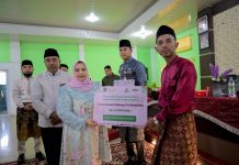 Bupati Kasmarni Serahkan Bantuan untuk Korban Puting Beliung di Bathin Solapan