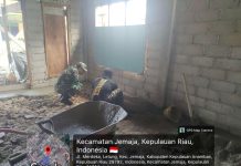 Serka DidiH Sukiadi Pererat Silaturahmi dengan Pekerja Rehabilitasi Rumah Warga