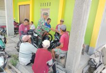 Babinsa Koramil 04/Letung Perkuat Komunikasi dengan Buruh Pelabuhan, Ingatkan Waspadai Barang Mencurigakan