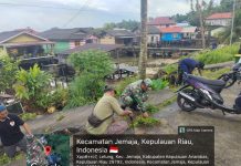 Babinsa Koramil 04/Letung Gotong Royong Bersama Warga Bersihkan Lingkungan Tanjung Sejongkong