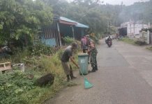 Sambut HUT Ke-81 RI, Babinsa Koramil 04/Letung Ikuti Gotong Royong di Tanjung Pring