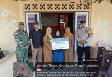 Sertu Olih Solih Dampingi Penyaluran BLT-DD Agustus di Desa Genting Pulur