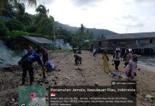 Sambut HUT Ke-81 RI, Personil Koramil 04/Letung Bersama Polri dan Warga Bersihkan Sampah Pantai Teluk Kumbi