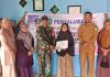 Babinsa Koramil 04/Letung Dampingi Penyaluran BLT Dana Desa kepada 16 KPM di Rewak