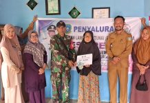 Babinsa Koramil 04/Letung Dampingi Penyaluran BLT Dana Desa kepada 16 KPM di Rewak