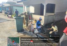 Babinsa Koramil 04/Letung Bersama Warga Bersihkan Lingkungan dalam Gerakan Indonesia ASRI