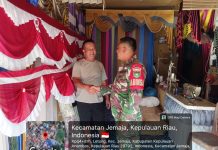 Sambut HUT ke-81 RI, Babinsa Sertu Olih Solih Pantau Penjualan Bendera Merah Putih dan Beri Semangat Pedagang
