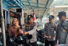 Sambut HUT Ke-81 RI, Satbinmas Polres Anambas Bagikan dan Pasang Bendera Merah Putih Gratis