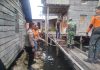Babinsa Koramil 04/Letung Gotong Royong Bersihkan Puing Dapur Warga yang Lapuk