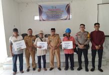 Di Bulan Kemerdekaan Kades Teluk Siantan Salurkan BLT DD kepada 15 KPM