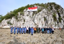 Sambut HUT ke-81 RI, TNI AU Lanud RSA Natuna Bersama Forkopimda dan Masyarakat Kibarkan Merah Putih di Pulau Sahi