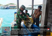 Sertu Olih Solih Bantu Nelayan Angkat Hasil Tangkapan, Sekaligus Perkuat Komsos dengan Warga