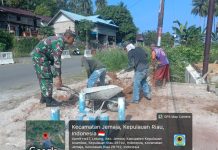 Babinsa Koramil 04/Letung Komsos dengan Pekerja Bangunan, Ingatkan Utamakan Keselamatan Kerja