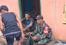 Babinsa Koramil 04/Letung Bantu Perbaiki Mesin Kapal Warga, Sekaligus Perkuat Komsos dengan Nelayan