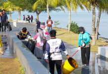 Sekda Kepri Turun Langsung Bersihkan Gurindam XII, Ajak Warga Jaga Ikon Wisata Tanjungpinang