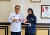 Gantungan Kunci Jadi Jalan Lidiya Kenalkan Kreativitas Mahasiswa STAI Natuna kepada Wakil Bupati