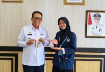 Gantungan Kunci Jadi Jalan Lidiya Kenalkan Kreativitas Mahasiswa STAI Natuna kepada Wakil Bupati