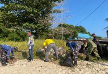 Babinsa Serka Didih Sukiadi Turun Bersihkan Pantai Berhala, Gandeng Lintas Instansi Jaga Kebersihan