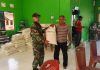 Babinsa Serda Binran Dampingi Penyaluran Bantuan Beras untuk 104 KPM di Desa Rewak