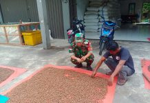 Babinsa Koramil 04/Letung Komsos dengan Penampung Buah Kepayang di Jemaja