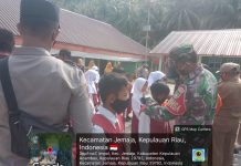 Babinsa Bersama Forkopimcam Jemaja Barat Bagikan Masker dan Sosialisasikan Dampak Asap Karhutla
