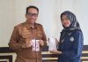 Dukung UMKM Mahasiswa, Wabup Natuna Borong 100 Gantungan Kunci Karya Lidiya