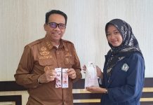 Dukung UMKM Mahasiswa, Wabup Natuna Borong 100 Gantungan Kunci Karya Lidiya