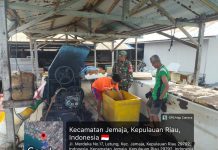 Babinsa Koramil 04/Letung Komsos dengan Pekerja Gudang Es Batu di Jemaja