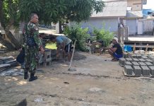 Babinsa Koramil 04/Letung Komsos dengan Pekerja Cetak Batako, Ingatkan Gunakan Masker