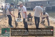 Serda Binran dan Warga Bersihkan Sampah di Pantai Teluk Kumbi, Edukasi Nelayan Jaga Laut