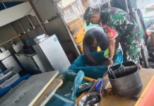 Koptu Fian Sambangi Penampung Ikan di Dusun Tanjung, Ingatkan Pekerja Jaga Kesehatan dan Kebersihan